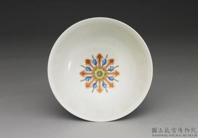 图片[2]-Pair of food bowls in yang-ts’ai enamels with incised blue ground pattern of flower brocade and landscape décor 1743 (Ch’ien-lung reign)-China Archive